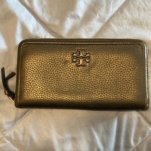 Black Tory Burch zipper wallet